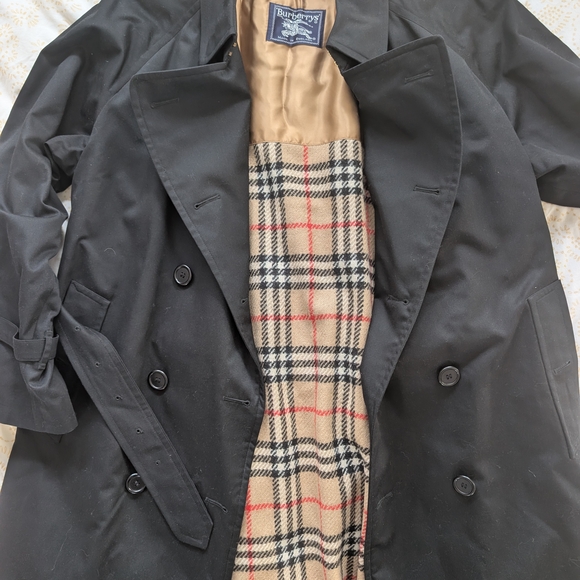 Burberrys Black Coat with Classic Plaid Lining - Picture 1 of 9